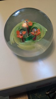 Kunstglas Briefbeschwerer Paperweight Glaskugel Blumen Orange Grün Murano Stil