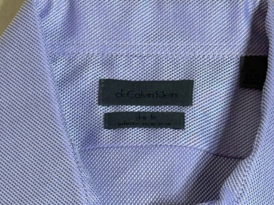 Camisa de vestir morada de manga larga con botones Calvin Klein para hombre 17-34/35 Foto 4 de 4