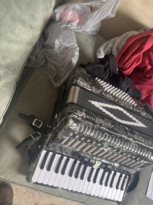 SofiaMari SM 3472 34 Piano 72 Bass Button Accordion Pearl Gray