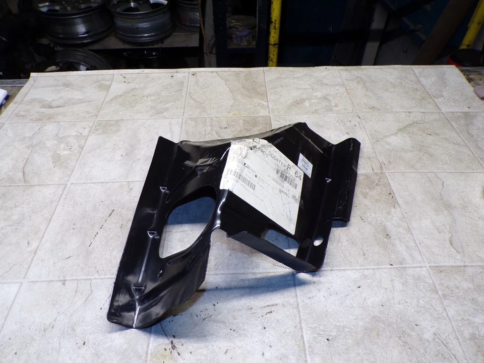 *NUEVO* PROTECTOR GUARDABARROS PASAJERO DERECHO CHRYSLER SEBRING ORIGINAL MOPAR 2001-2006 Foto 3 de 4