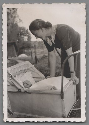 Foto hübsche Mutter mit Kinderwagen & hübschen Baby Portrait 1938 (K2080)