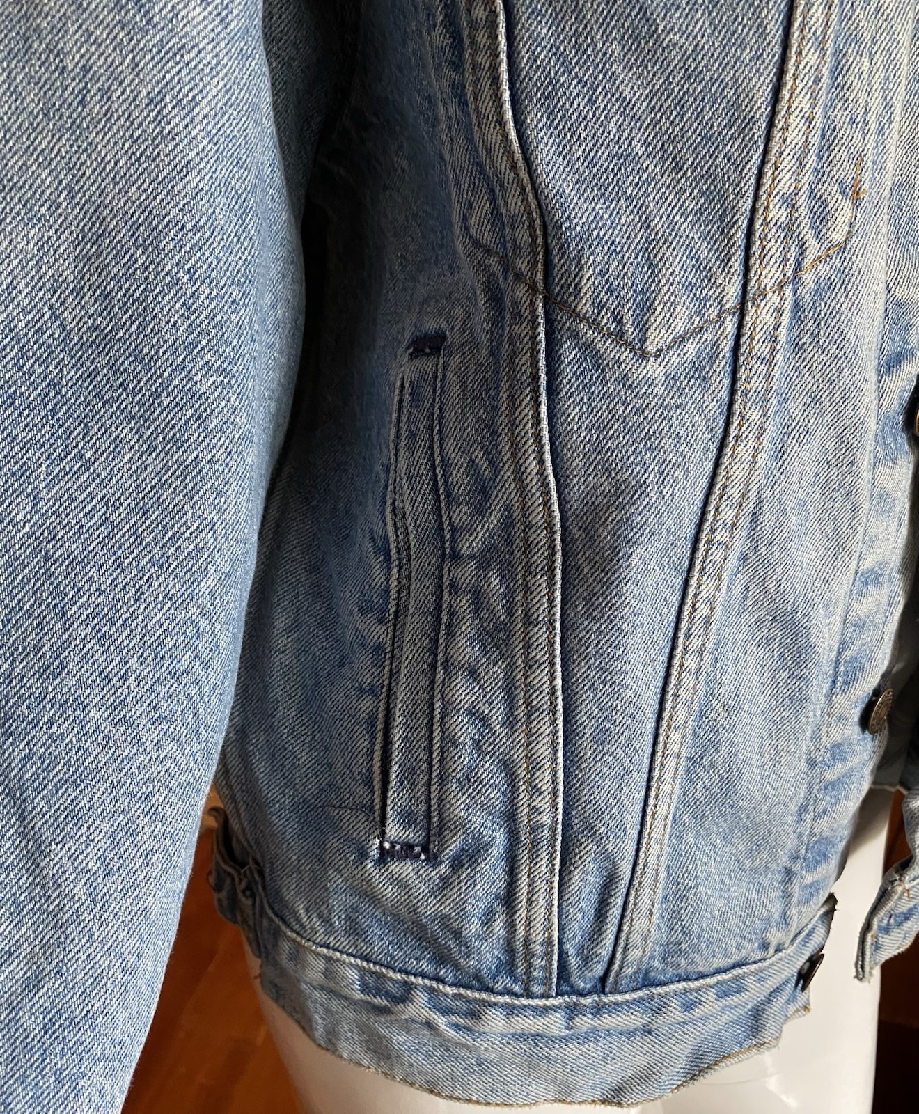 Levi’s Denim Jacket Size 42-Custom Embroidery On … - image 5