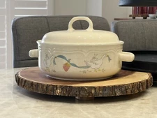 International - Marmalade Stoneware 1.5 Qt Round Covered Casserole dish w/lid