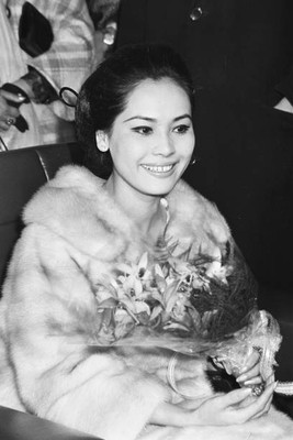 Dewi Sukarno wife Indonesian President Sukarno seen arrival Haneda- Old Photo 1