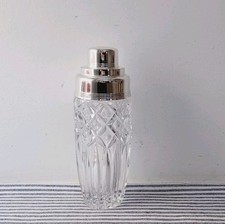 Bellissimo shaker da cocktail vintage in cristallo stile metà secolo tono argento piano in metallo