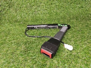 BMW 3 F30 F35 F31 2012 Links Gurtschloss vorne 7259387 DTR54071