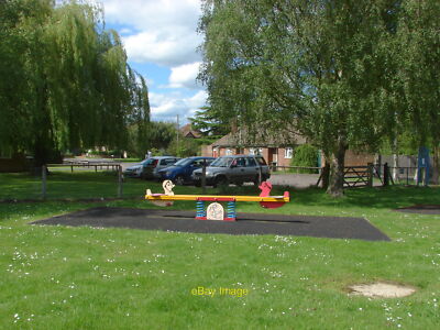 Foto 12x8 Spielplatz, Stroude Der Spielplatz am Ende von Edgell Schließen w c2012
