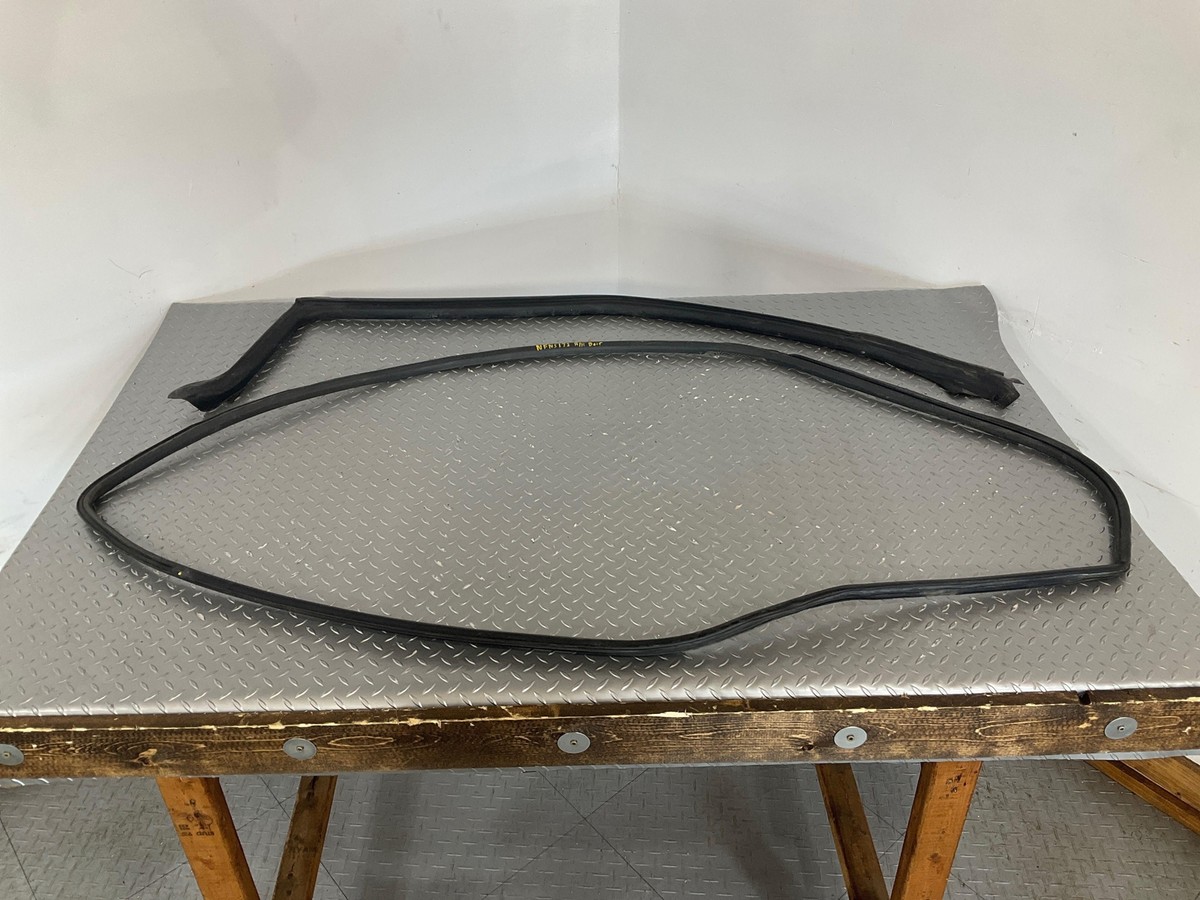 15-18 Nissan GT-R R35 Front Right RH Window Weather Stripping 