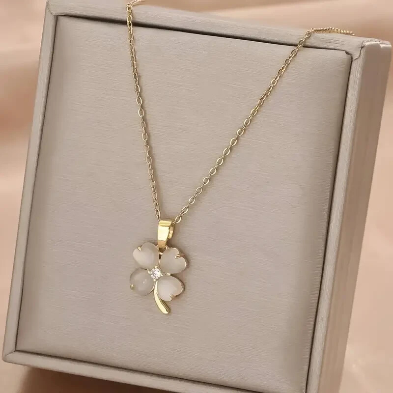 A stainless steel jewelry lucky clover necklace ins fashionable