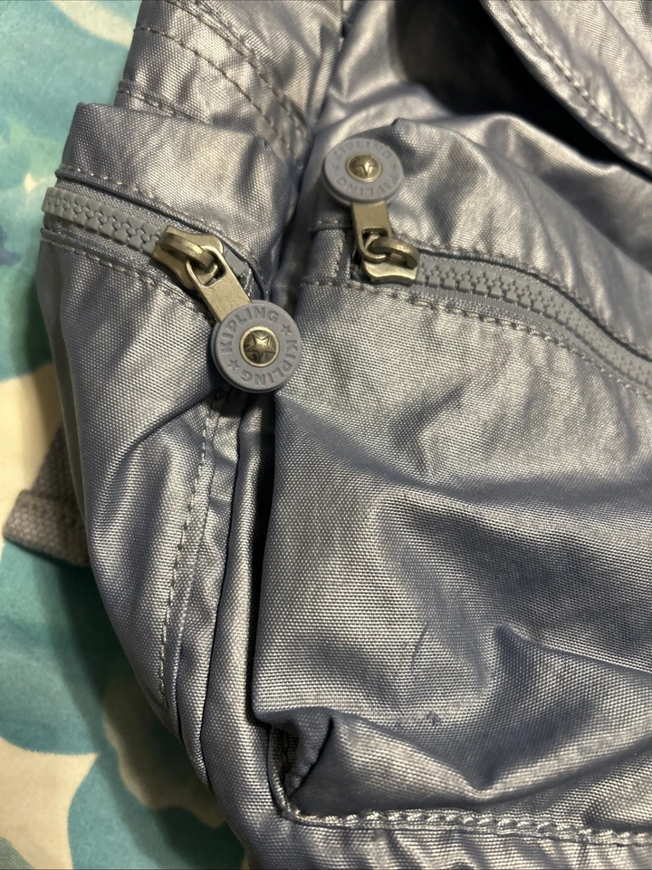 Mochila Kipling Nylon Metálica Azul Menos - Mono Foto 3 de 4