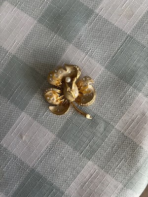   VINTAGE KREMENTZ SIGNED PEARL & Enamel Broo