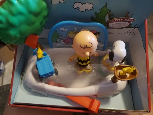 Peanuts Ice-Skating Rink manual Playset Snoopy, Charlie Brown & Woodstock. - Picture 3 of 3
