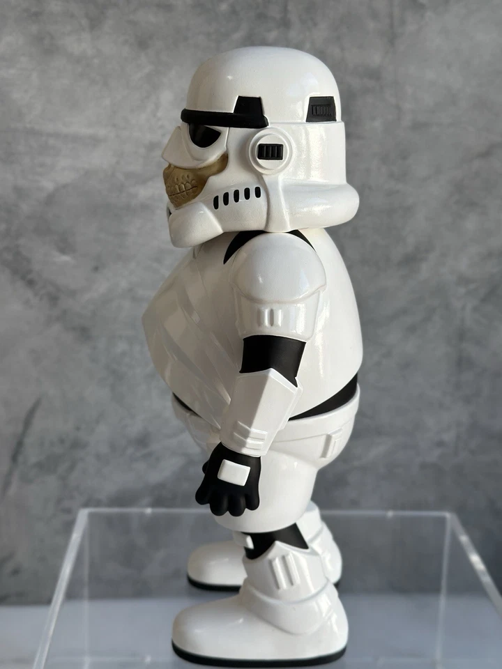 Figura Ron English x Made by Monsters x Toy Tokyo Police Grin NYCC Stormtrooper Foto 3 de 4