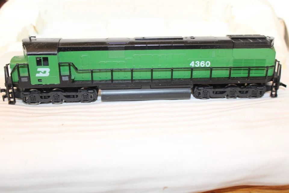 HO Scale Model Power, Alco C-628 Diesel Loco, Burlington Northern, Green #4360 - Image 3 of 3