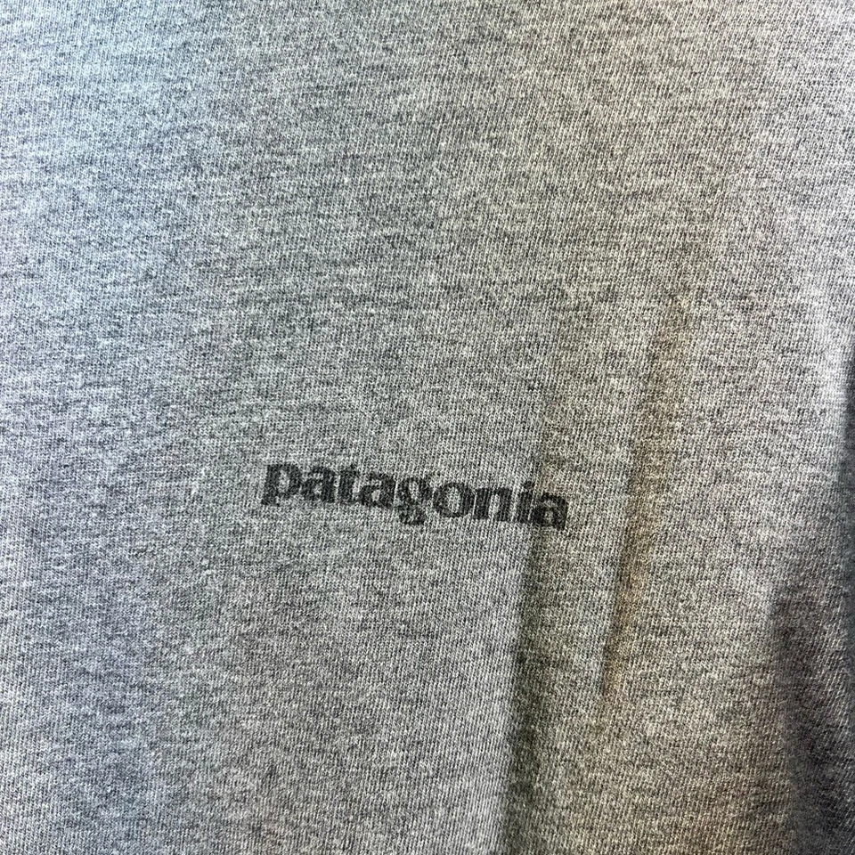 Camiseta Patagonia Manga Larga Logo Gris Para Hombre Talla Grande Hecha en EE. UU. Foto 2 de 4