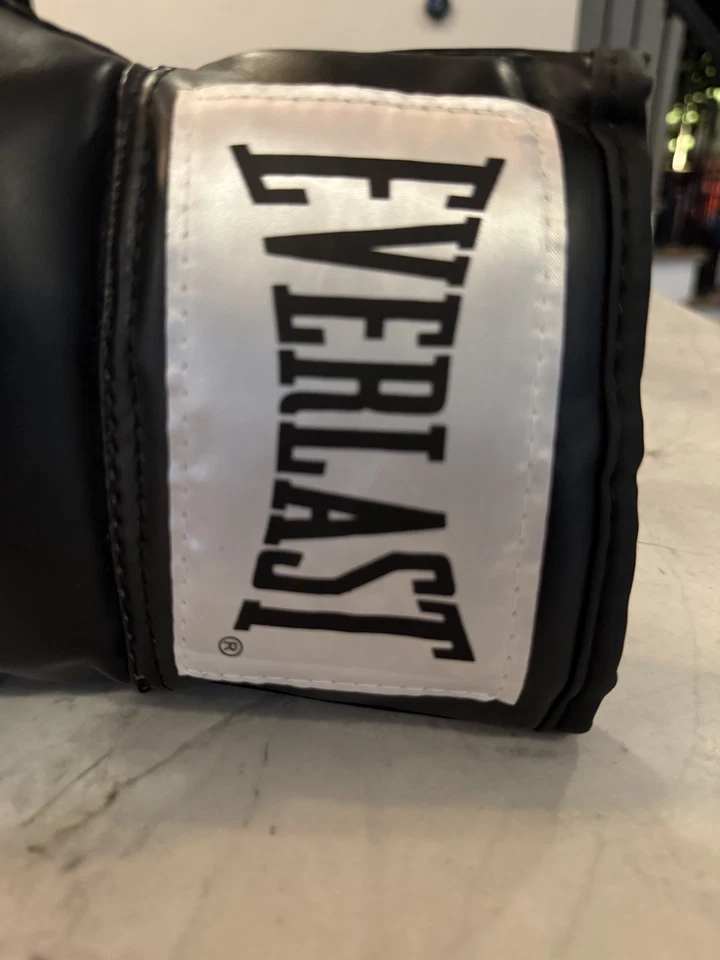Guante de Boxeo Negro Everlast Firmado/Autografiado Gennady Golovkin GGG Foto 2 de 4