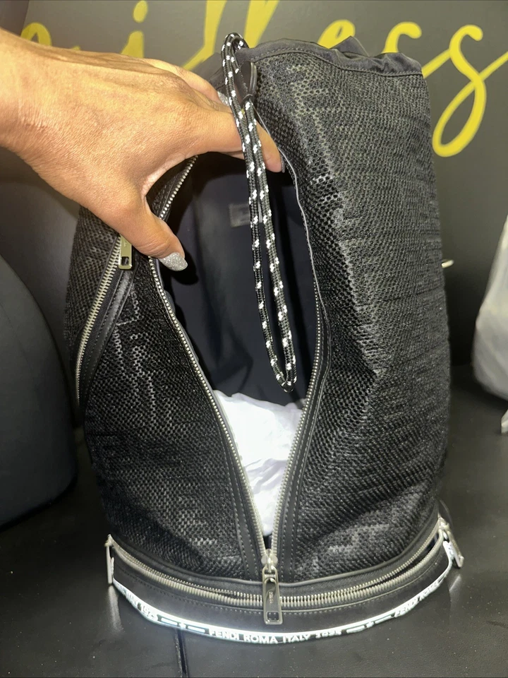 Auténtica mochila FENDI de nailon con logotipo de cuero negra plateada herrajes usados Jaquard Foto 3 de 4