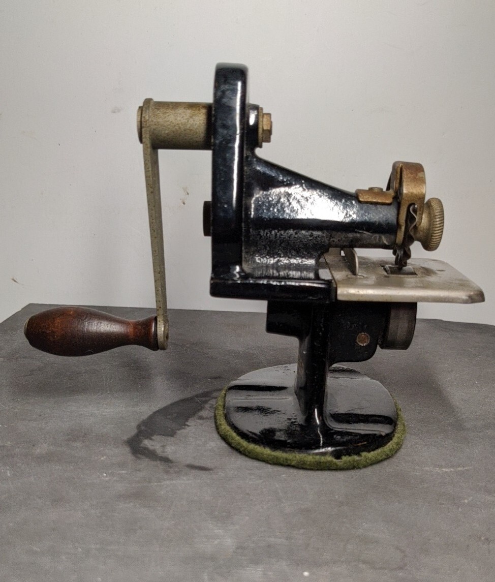 VTG Singer Sewing Ball Bearing Hand Operated Crank Pinker Pinking