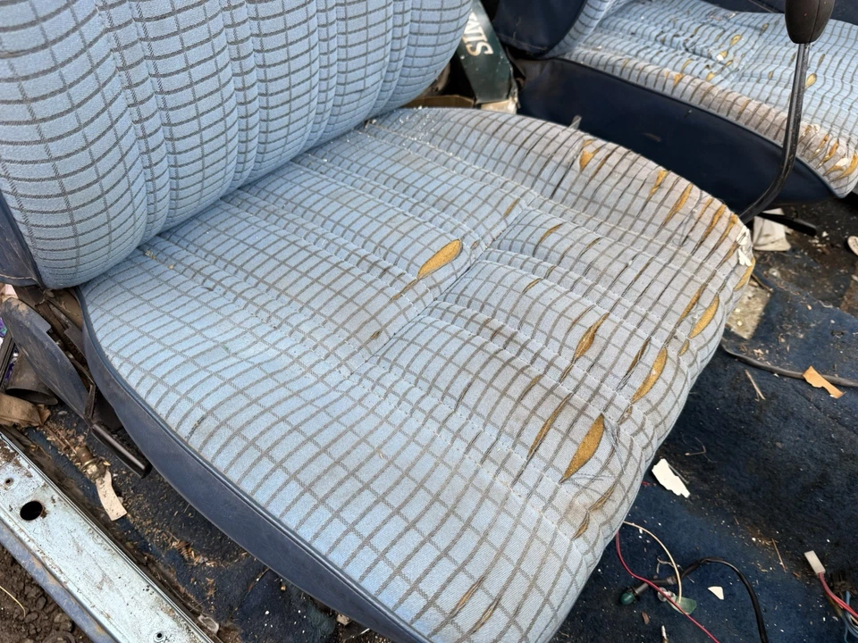 Nissan Datsun 720 1980 camioneta asientos con canastilla delanteros izquierda derecha par (necesita rehecho) Foto 2 de 4