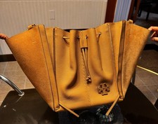 TORY BURCH MCGRAW OVERSIZED DRAGONFLY BAG IN TAN