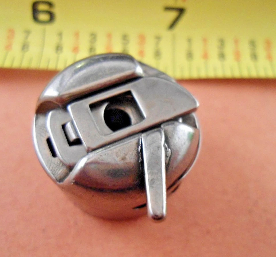 Uma caixa de bobina 31-15 para máquina de costura Singer comercial industrial - Imagem 4 de 4