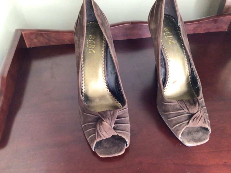 Zapatos de salón BCBG para mujer talla 9,5 M marrón gamuza punta abierta tacón de cuña Foto 4 de 4