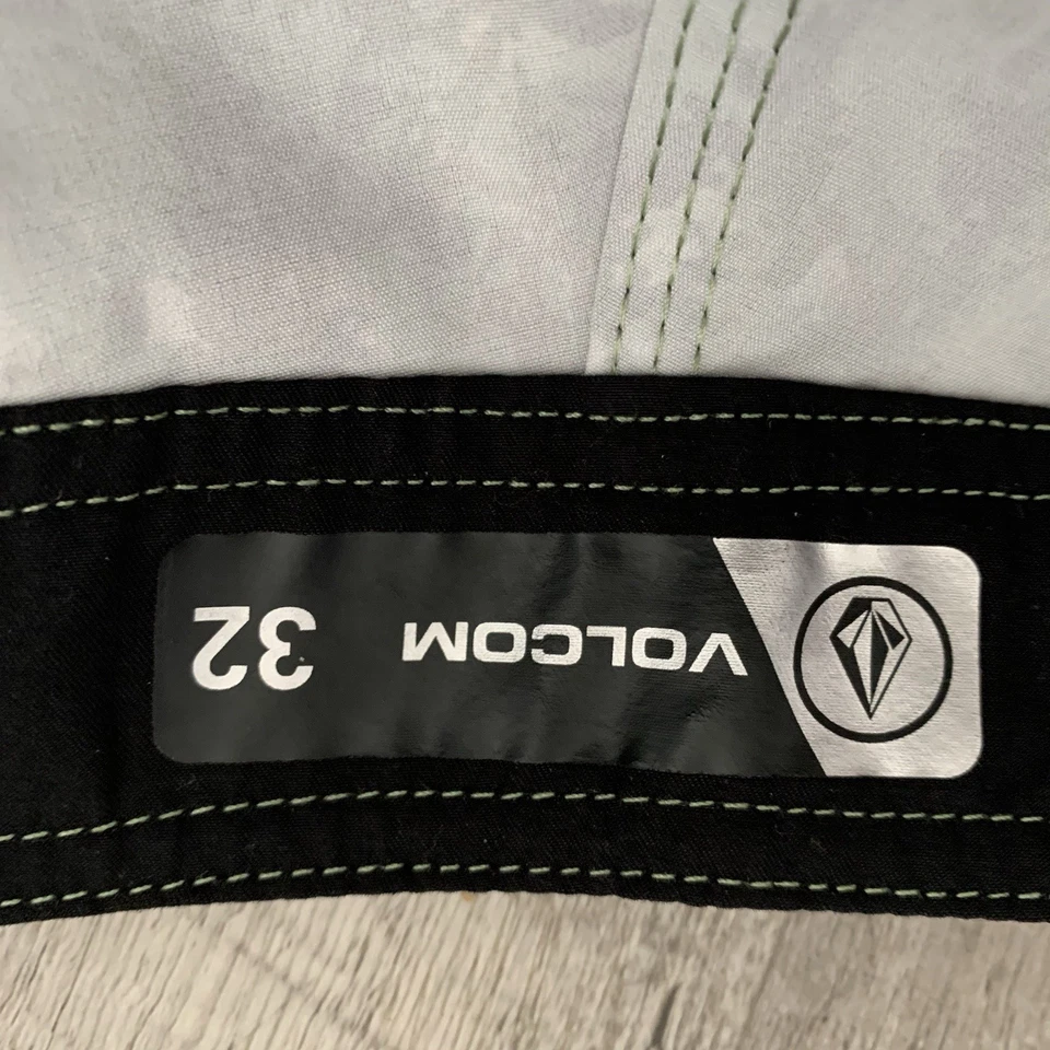 Volcom Board Shorts Mens 32 Green CAMO ASwim Trunks Drawstring Beach 1 Pocket - Image 2 of 4