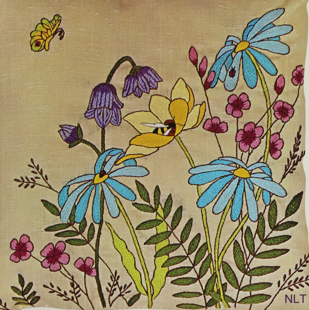 Broderie d'une abeille fleurie