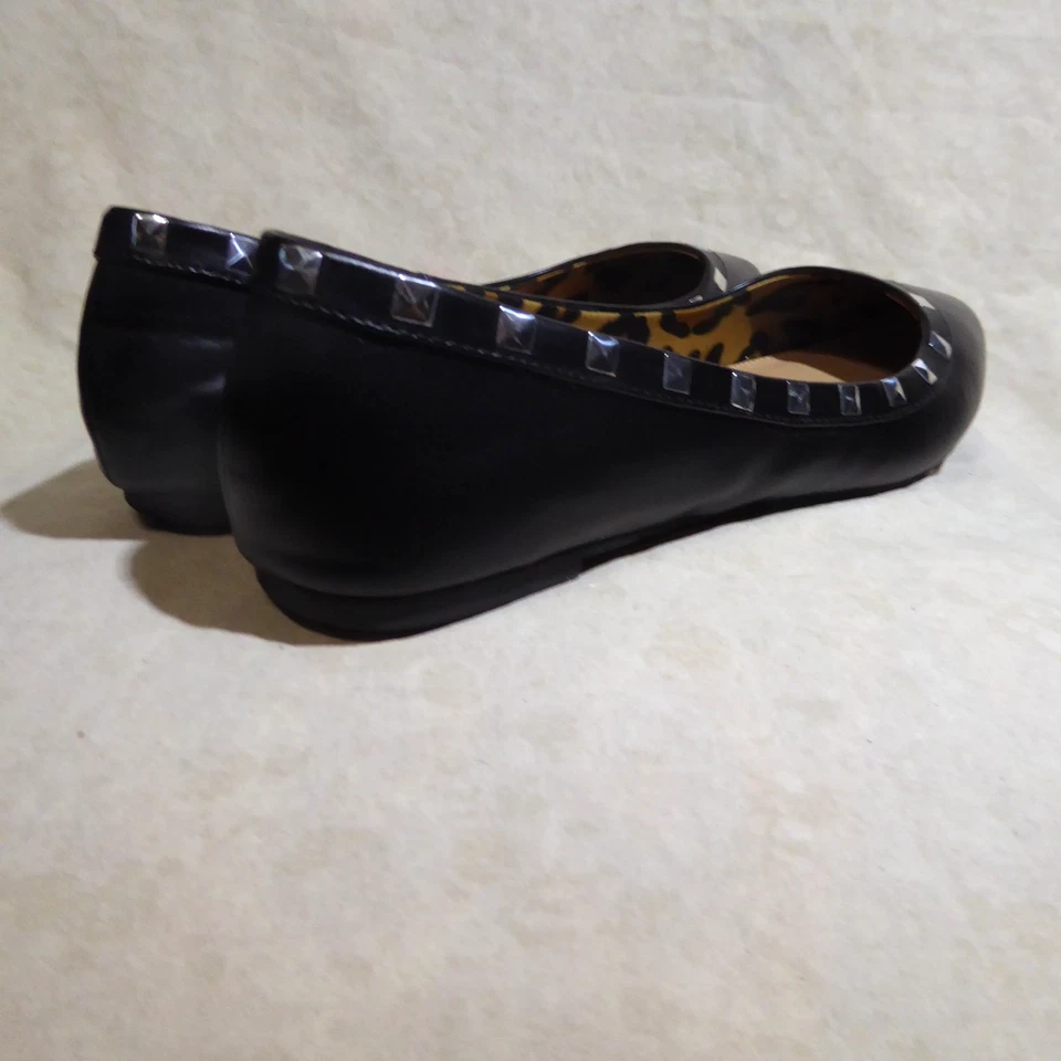 🩰 Pisos de ballet puntiagudos Christian Siriano 9,5 M cuero sintético negro; tachuelas plateadas Foto 4 de 4