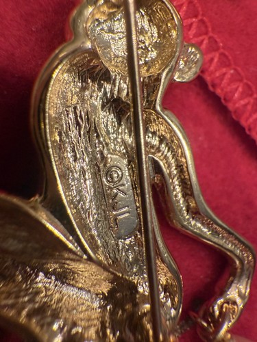 ¡Muy raro! Pin/colgante mono colgante KJL Kenneth J Lane. Tono dorado #3693 - Imagen 6 de 8