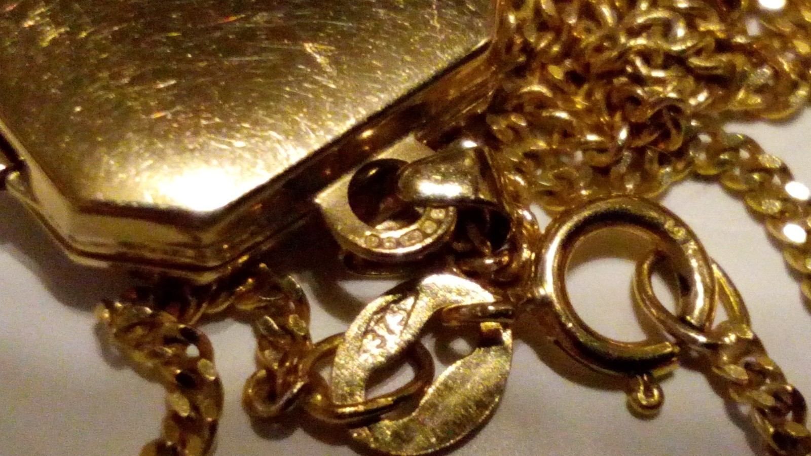 Victorian Rectangular Semi Engraved LOCKET in 9ct… - image 11