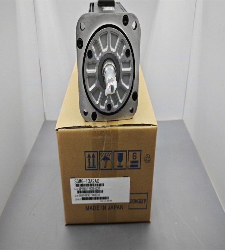 One Yaskawa servo motor SGMG-13A2AC NEW Free delivery