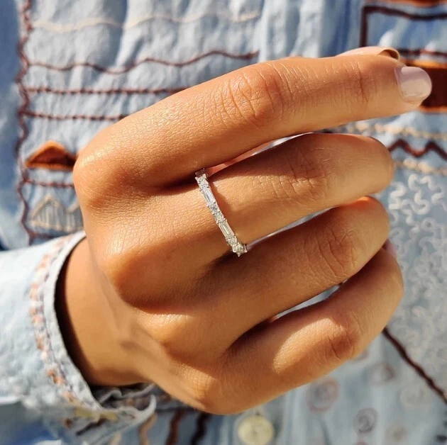 Alianza de boda de media eternidad de diamantes simulados corte baguette de 1,2 TCW de oro blanco de 14 quilates Foto 2 de 4