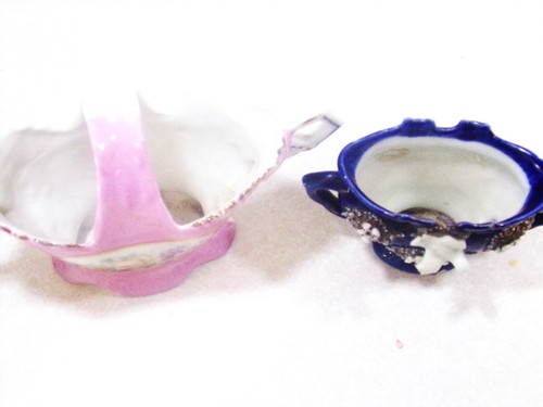 2 CESTA DE PORCELANA ROSA PEQUEÑA DE COLECCIÓN JARRÓN AZUL Y FLORES BLANCAS Y PÁJARO ALEMANIA - Imagen 12 de 12