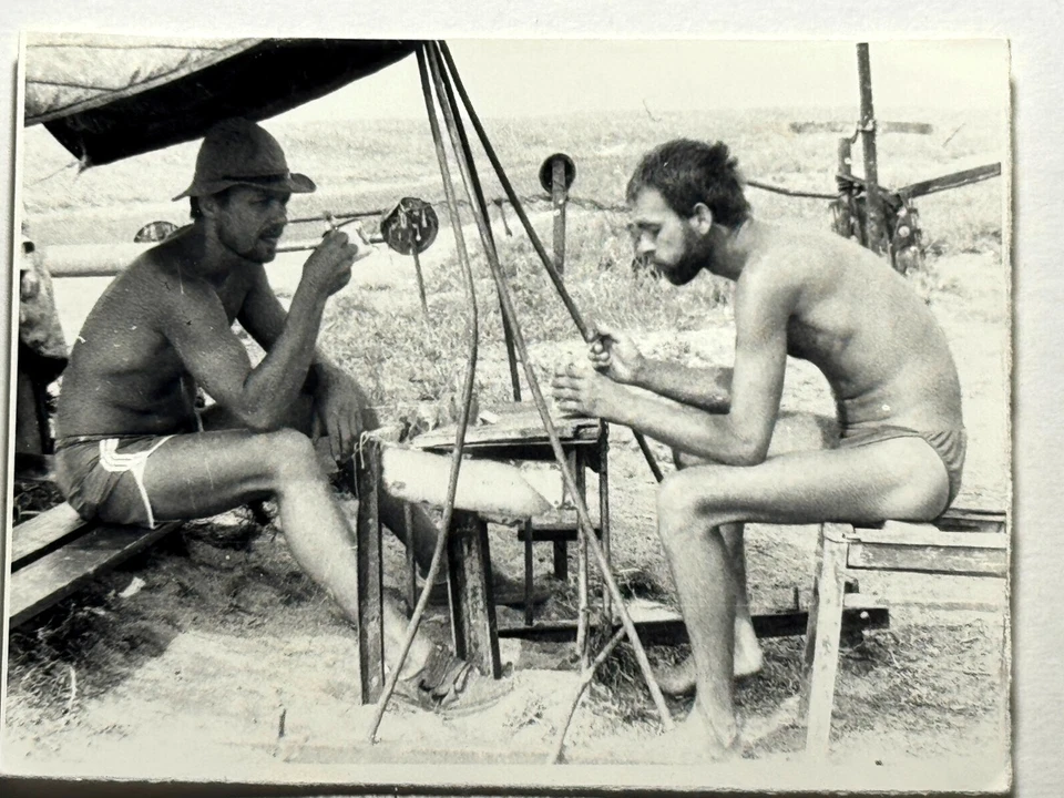 Foto vintage de los años 70 - Dos hombres guapos sin camisa interés gay Foto 2 de 4