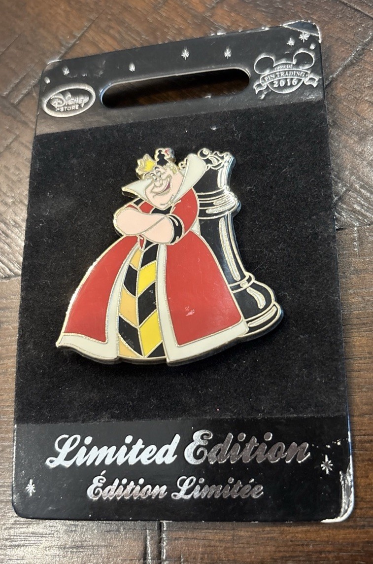 Disney Store Alice In Wonderland Queen Of Hearts Chess Pin LE500