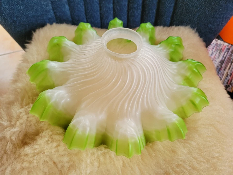 ANCIEN ABAT-JOUR EN VERRE TREMPÉ OPALINE LUSTRE VERT DENTELLE - Photo 2/4