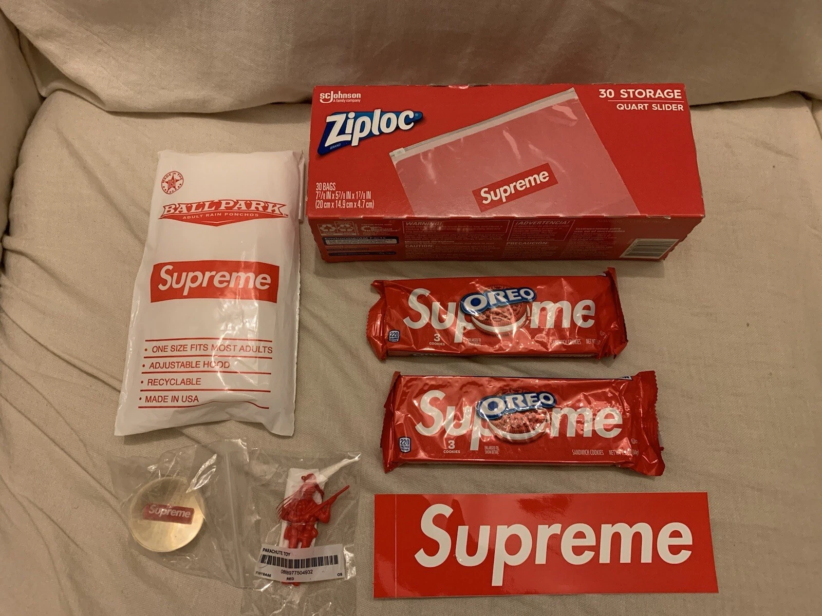 Ensemble cadeau suprême sacs Ziploc Oreo Cookies boule rebondissante parachute jouet poncho neuf