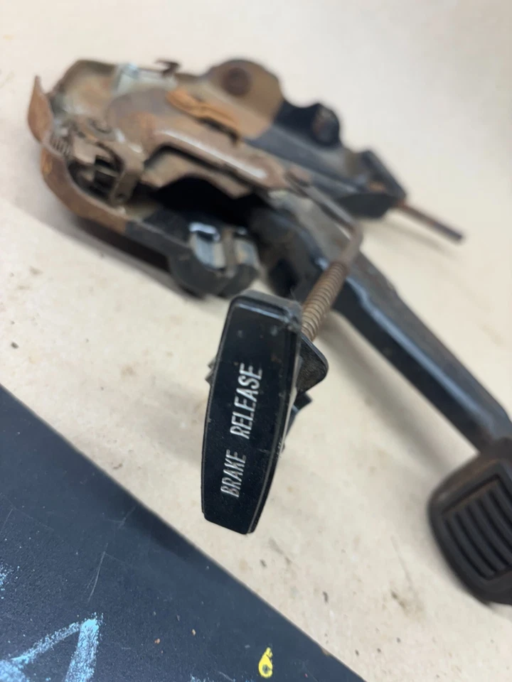 Dodge D100 W150 D350 1981 83 84 86 1987 montaje de pedal de freno eléctrico de emergencia con serie D Foto 2 de 4