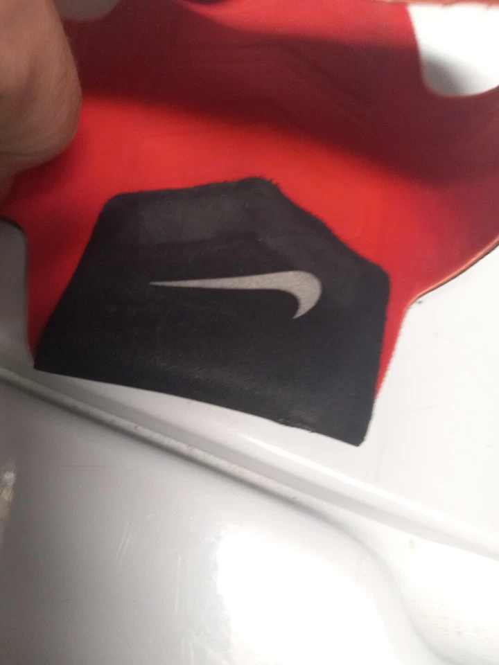 Nike Lightweight Adjustable Arm Band Phone Case Red - Image 4 of 4