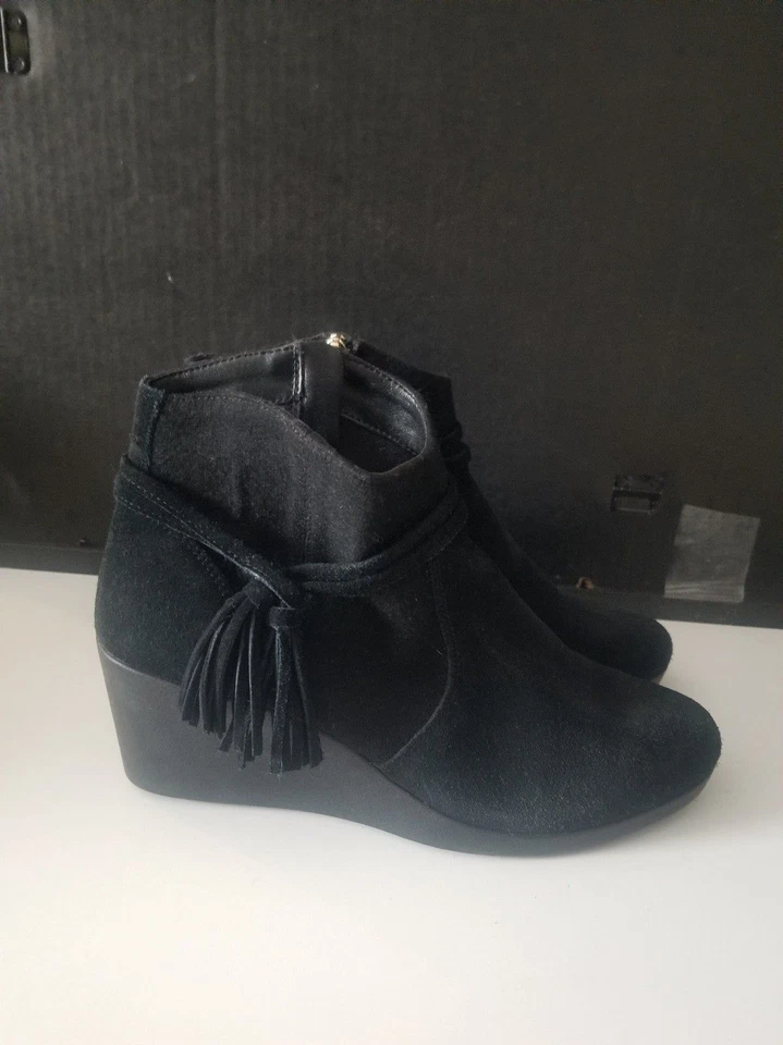 Raro Raro Crocs Leigh Gamuza Botines Botines Negro 9.5 Foto 2 de 4