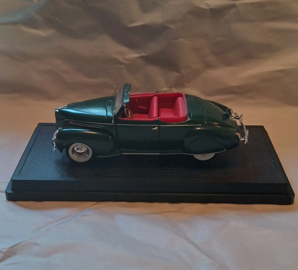 Signature 1939 Green Lincoln Zephyr Convertible with Case Diecast Car 1:32 - Image 3 of 4
