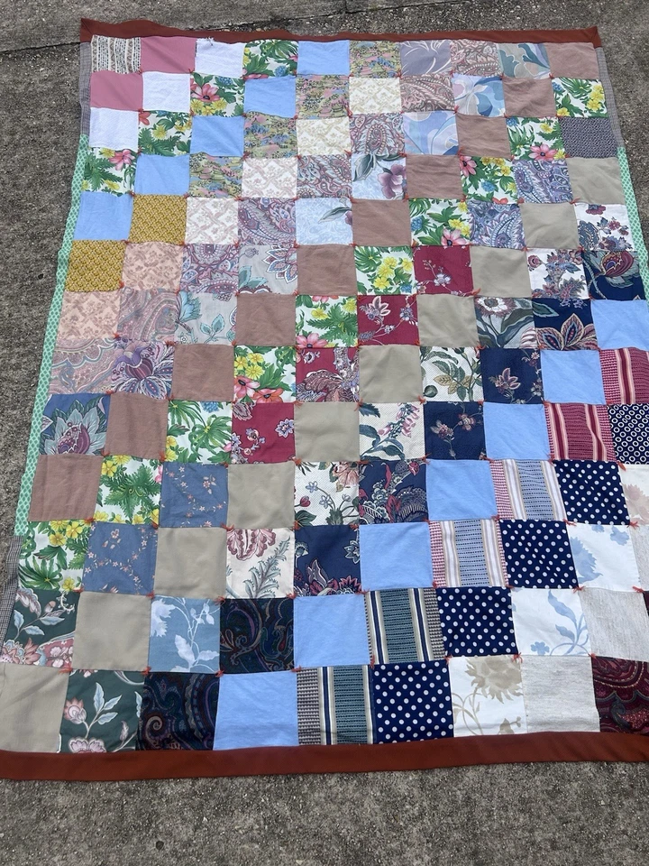 Edredón vintage de mediados de siglo hecho a mano de granja con coloridas formas geométricas Foto 2 de 4