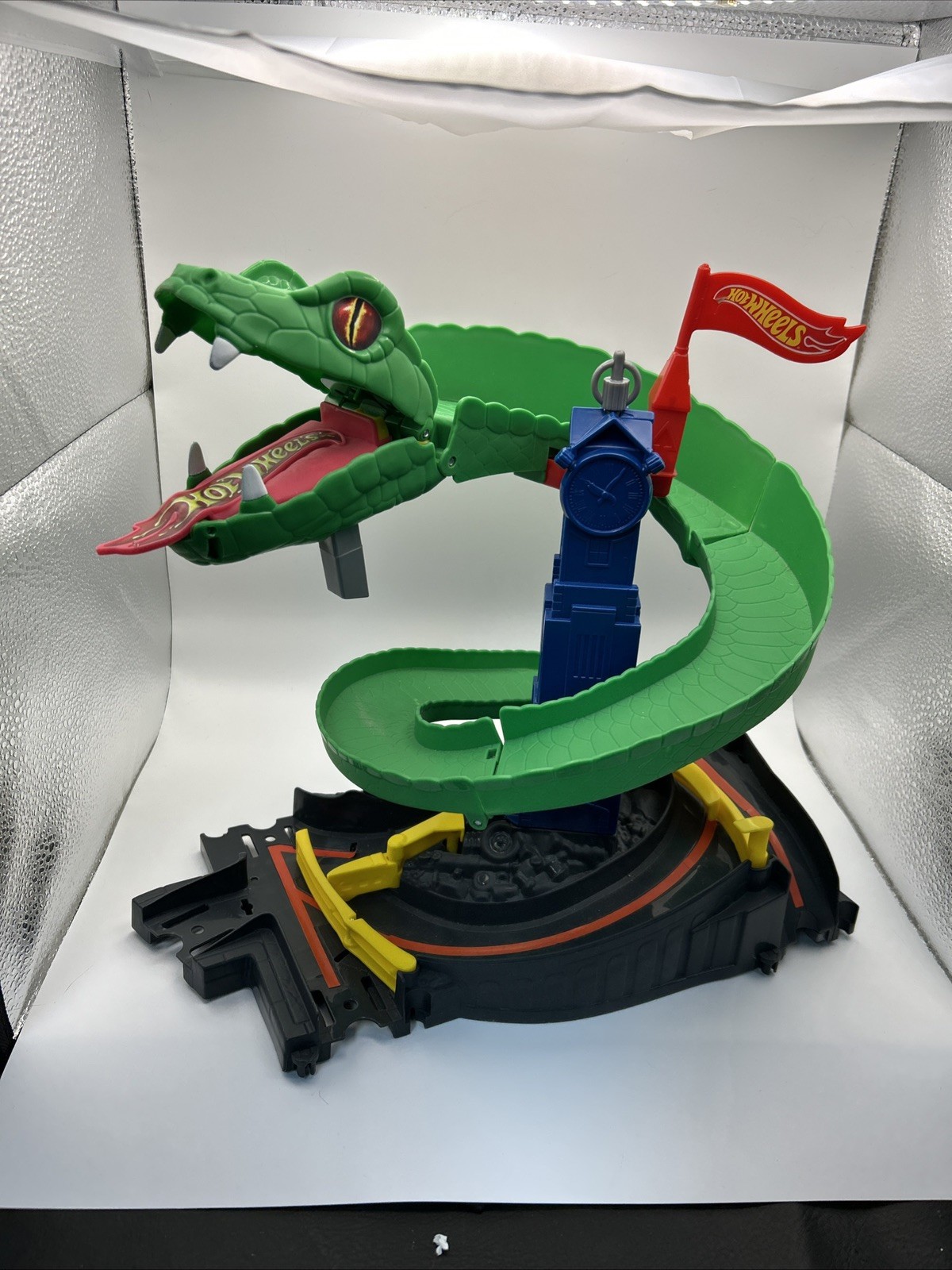 2017 Hot Wheels City Cobra Crush Playset