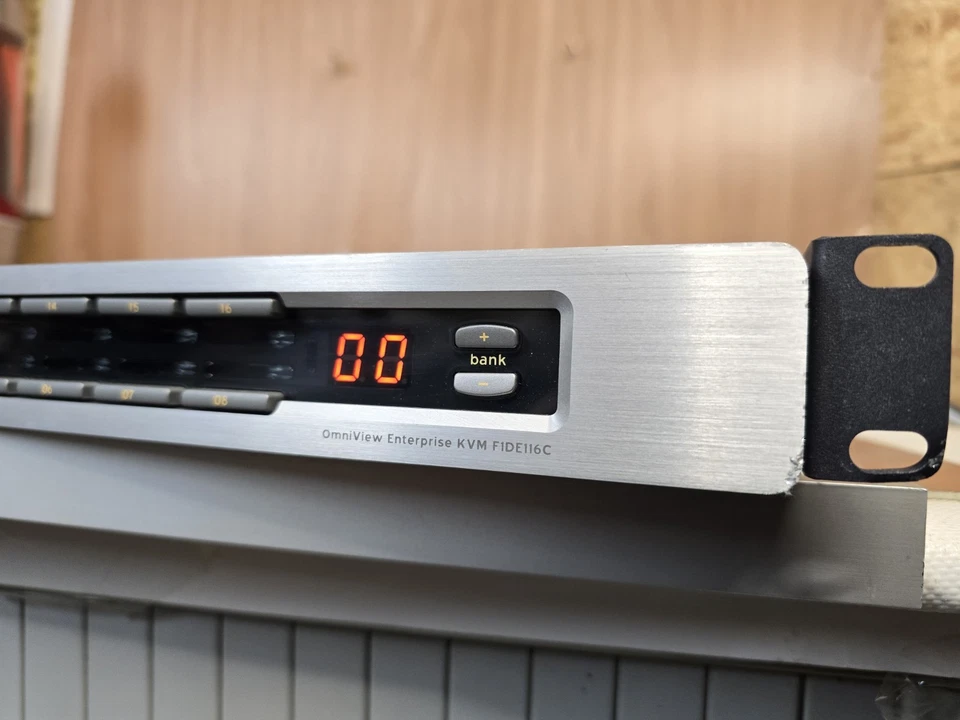 Belkin OmniView ENTERPRISE Quad-Bus Series 1x16 KVM Switch - Bild 2 von 4