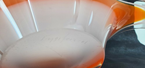 Impresionante cuenco de vidrio artístico naranja y blanco firmado Flygfors 1962 por Paul Kedelv - Imagen 3 de 4