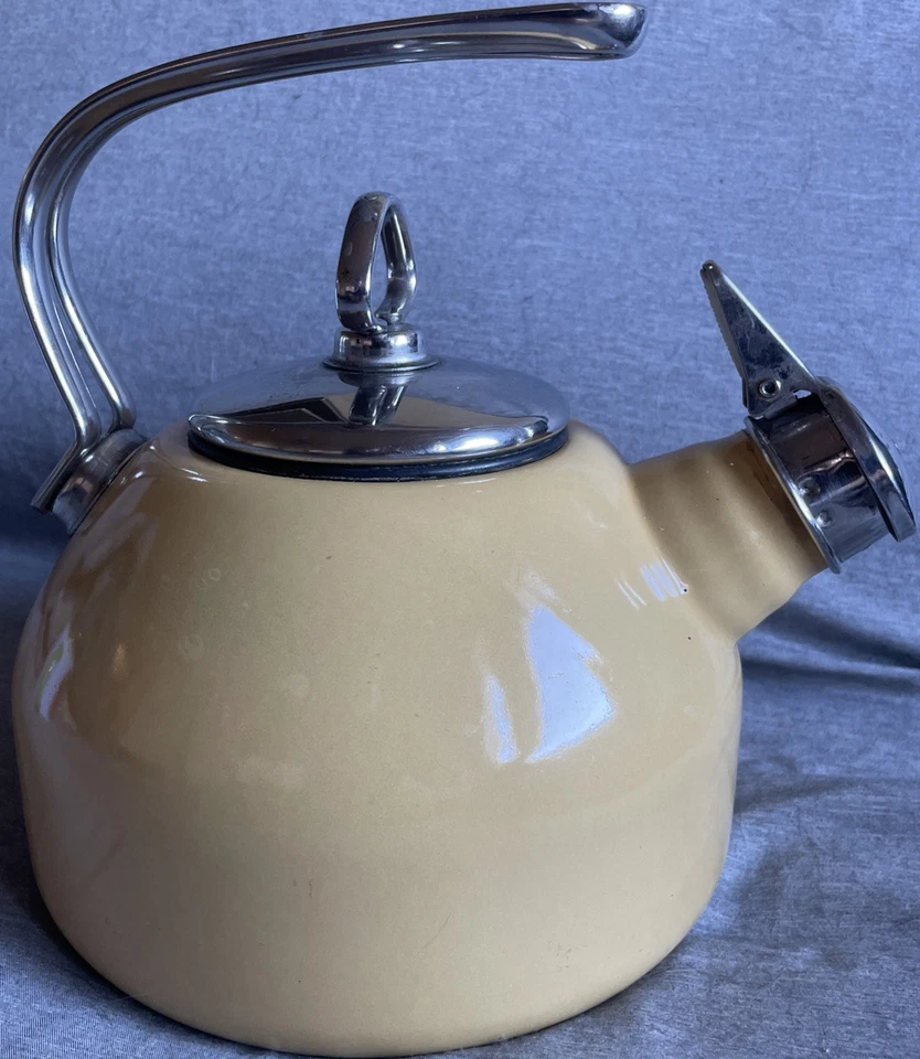 Tetera clásica Chantal de 1,8 qt esmaltada sobre acero - amarilla caléndula Foto 3 de 4