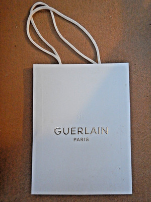 Guerlain Tüte Geschenktasche Papier weiß ca. 26,5 x 20 cm Goldprägung Zierkordel
