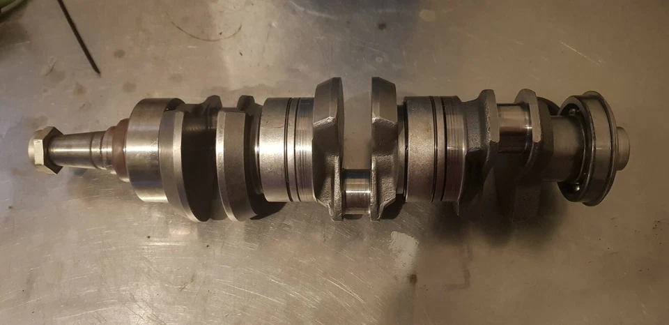 Evinrude E-TEC 75 90 hp 3 cyl Crankshaft With Bearings - Image 2 of 2