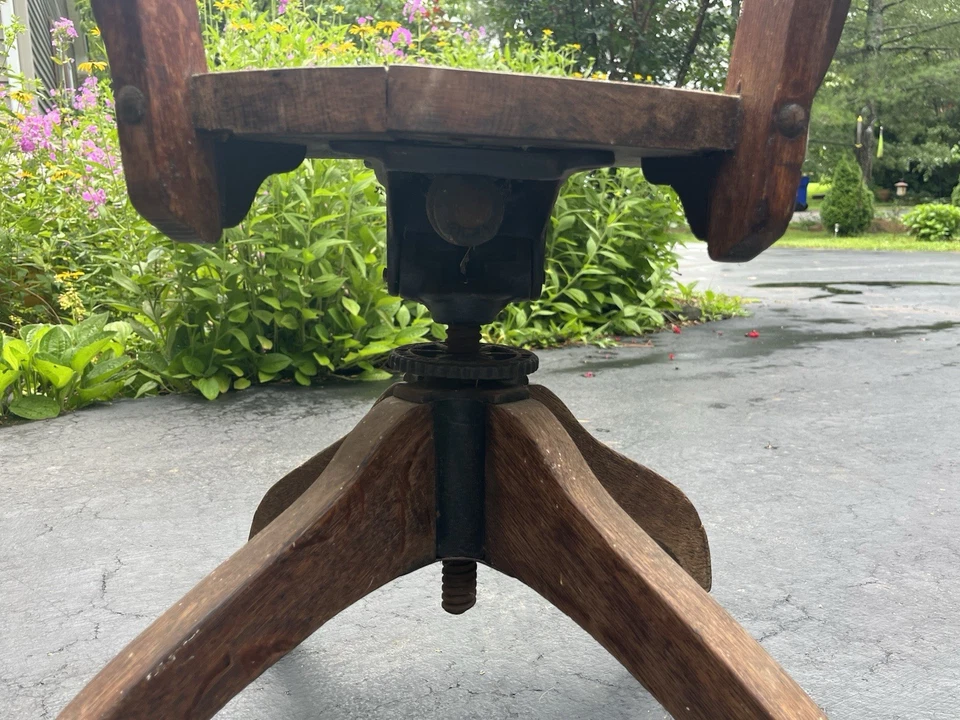 Silla de oficina vintage Bankers Johnson Company Chicago nogal con engranajes metálicos Foto 3 de 4